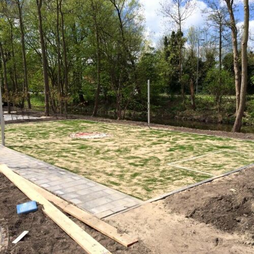 Kunstgras speelvloeren 60 In dit kunstgrasveld is het logo van Feyenoord ingelegd. Een multi- sportkooi uit onze Premium-serie